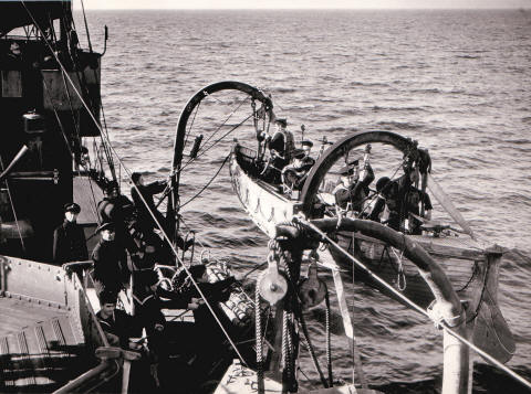 HMS Hazard Minesweeping IWM A1368